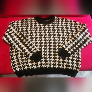 Adorable Tahari B/W Houndstooth sweater